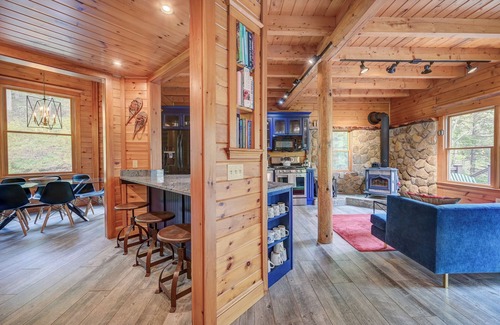 Jackson House | True Privacy in this updated Log Home close to everything to do in the MWV!