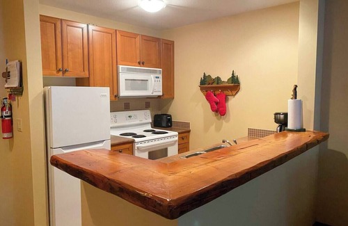 East Kootenay Condo | True Ski In/Out. Common Hot Tub and Pool