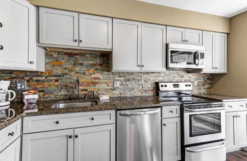 Four O'Clock Condo | True Ski in-Ski Out 1BR! Walk to the lift and ski back at the end of the day!