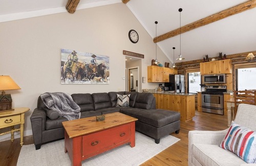 Big Sky Cabin | True Ski-in/ski-out - The Wrangler-Cowboy Heaven Cabin, Hot Tub, New Bathrooms