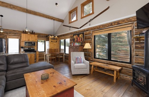 Big Sky Cabin | True Ski-in/ski-out - The Wrangler-Cowboy Heaven Cabin, Hot Tub, New Bathrooms