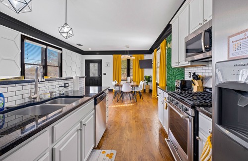 Atlanta House | tTop-Rated BeeHive Escape! Walk to Stadium, GWCC & Other Events BEE our Guests!