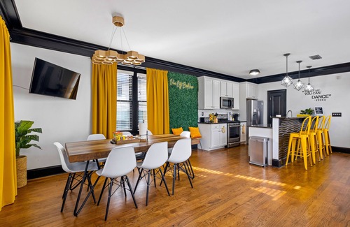 Atlanta House | tTop-Rated BeeHive Escape! Walk to Stadium, GWCC & Other Events BEE our Guests!