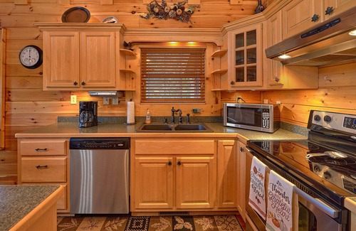 Gatlinburg - Pigeon Forge Cabin | Tuckered Bears. The Mountains are Calling! Family Cabin. Sleeps 6. Hot Tub. Pool Table. VIEWS!