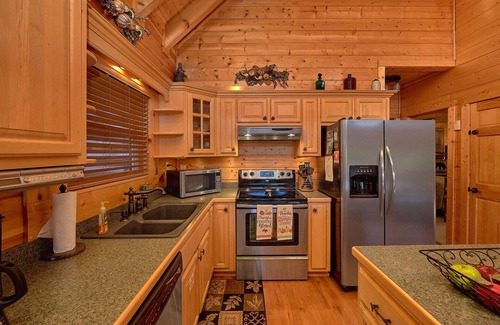 Gatlinburg - Pigeon Forge Cabin | Tuckered Bears. The Mountains are Calling! Family Cabin. Sleeps 6. Hot Tub. Pool Table. VIEWS!