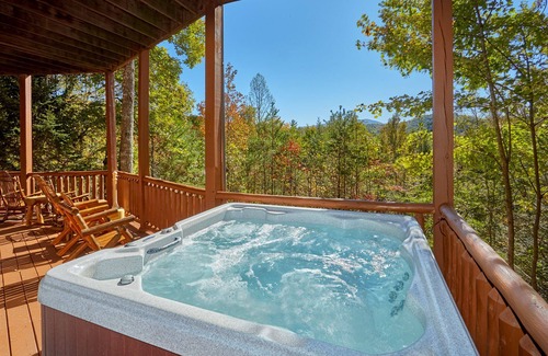 Gatlinburg - Pigeon Forge Cabin | Tuckered Bears. The Mountains are Calling! Family Cabin. Sleeps 6. Hot Tub. Pool Table. VIEWS!