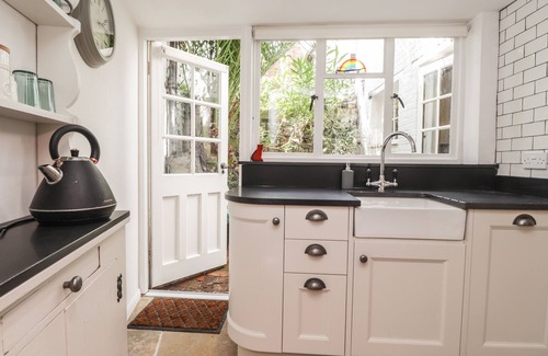 Sandwich Cottage | TUDOR COTTAGE, family friendly, character holiday cottage in Sandwich