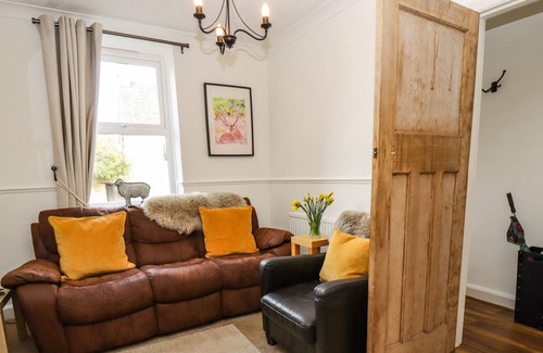 Chipping Norton Cottage | TUKES COTTAGE, pet friendly, with open fire in Chipping Norton