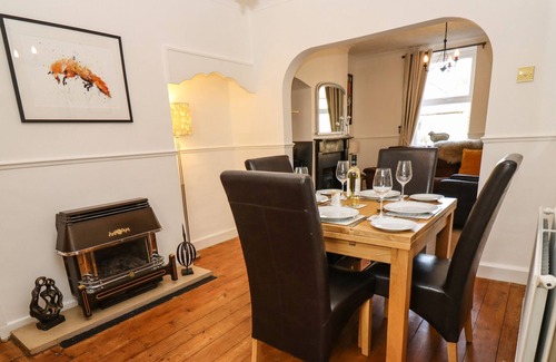 Chipping Norton Cottage | TUKES COTTAGE, pet friendly, with open fire in Chipping Norton