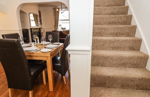 Chipping Norton Cottage | TUKES COTTAGE, pet friendly, with open fire in Chipping Norton