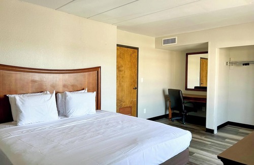 Tulsa Hotel | Tulsa Square Hotel Central, I-44 By OYO