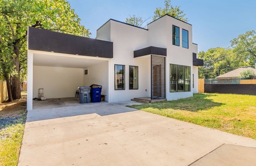 Cedar Crest House | Tulum in Dallas| 4BR Spacious Home| Parking+WI-FI