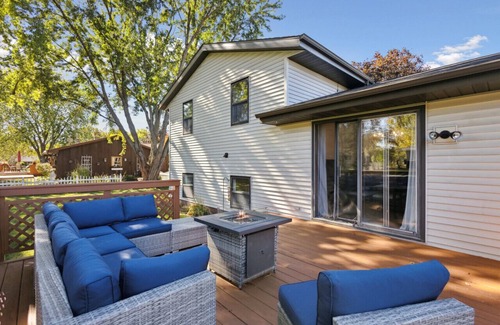 Bellevue House | Tunis House 9 Miles to Lambeau - Draft Rental