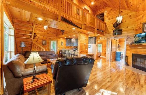 Bryant Cabin | Turkey Hallow cabin with a private hot tub!