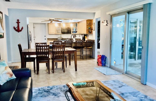 Whitfield House | Turtles By the Bay Comfy Fun Sunny Retreat by the Bay w/Crystal Water, Pool