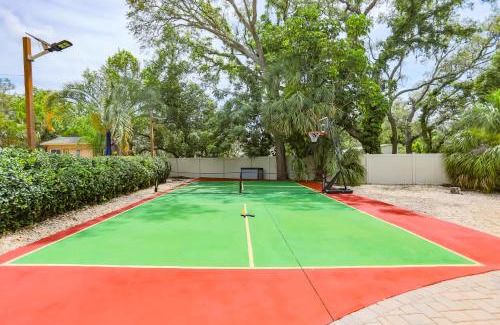 Dunedin House | Tuscan Breeze - Pool, Beach, Games, Dog Park, Movies