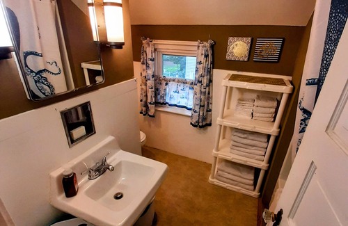 Ashtabula Cottage | Tuscan-like Terraces Overlook Lake Erie Sunsets