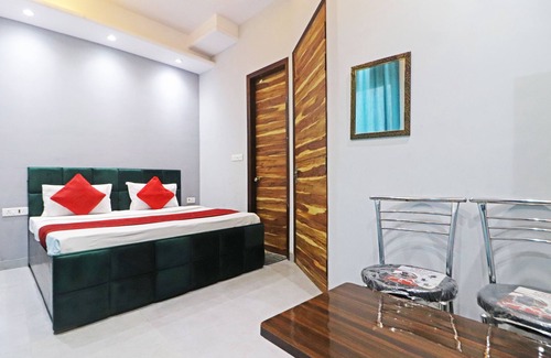 Rajouri Garden Hotel | Twamev Rajouri garden by The Arrow