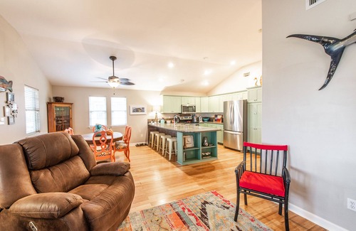 Leeward Sands House | Twelve Palms-Pet Friendly, Golf Cart Zone, Close to Beach, Downtown, City Pool