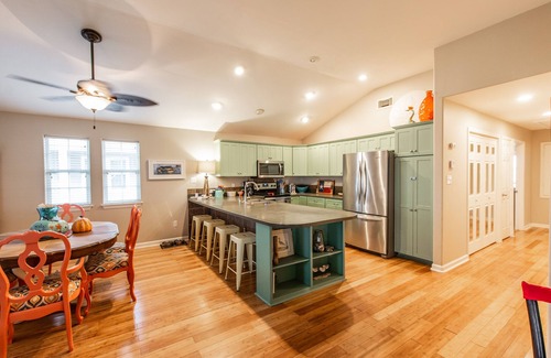Leeward Sands House | Twelve Palms-Pet Friendly, Golf Cart Zone, Close to Beach, Downtown, City Pool
