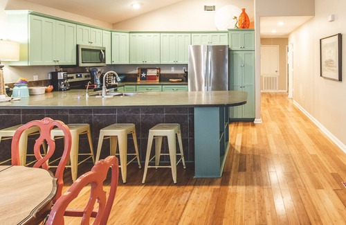 Leeward Sands House | Twelve Palms-Pet Friendly, Golf Cart Zone, Close to Beach, Downtown, City Pool
