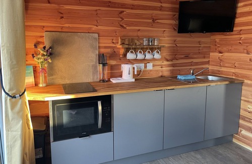 Boston Cabin | Twin cabin with lake view open plan one bathroom