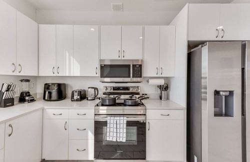 Downtown Dallas Apartment | Twin City View Apartments I King Bed I FreeParking