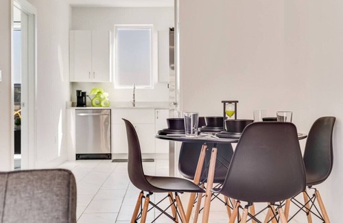 Downtown Dallas Apartment | Twin City View Apartments I King Bed I FreeParking