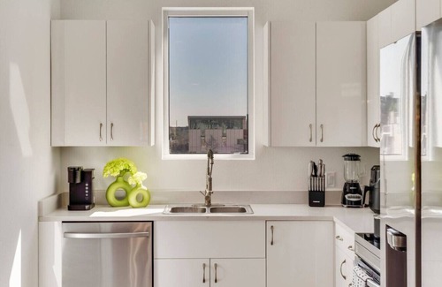 Downtown Dallas Apartment | Twin City View Apartments I King Bed I FreeParking
