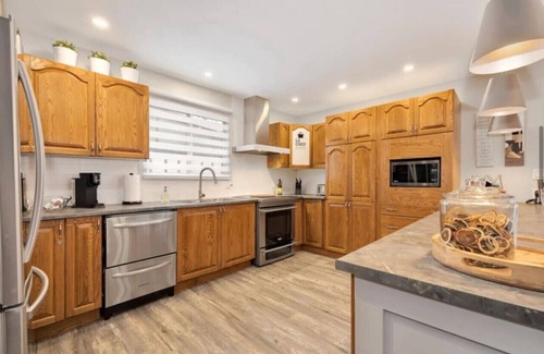Val-des-Monts Cottage | Twin Lake Retreat - Hot Tub & Private Beach