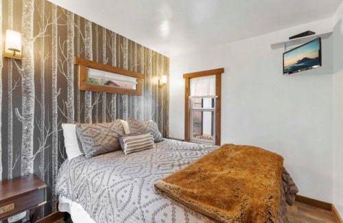 Big Bear Lake Villa | Twin Pines Hideaway BBQ, Fire-pit, Location!