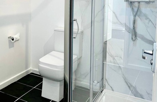Gloucester House | Twin Superior Room with ensuite shower
