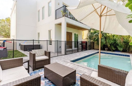 Gillespie Park House | Twin Villas for Groups near Downtown SRQ