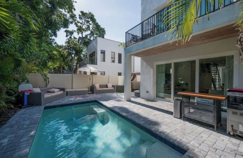 Gillespie Park House | Twin Villas for Groups near Downtown SRQ