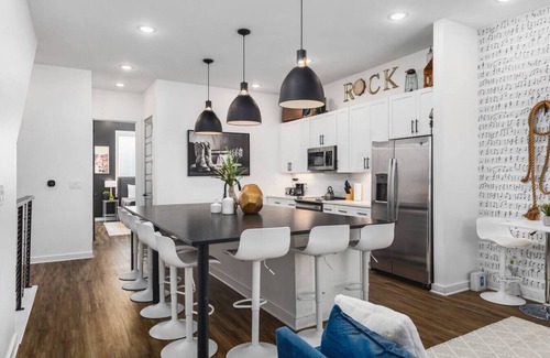 Cleveland Park Apartment | TWO Adjacent Homes - Sleeps 24 - Only 3 miles to Broadway