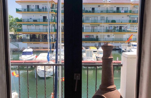 Empuriabrava Apartment | Two bedroom apartment 5 minute walk from the beach