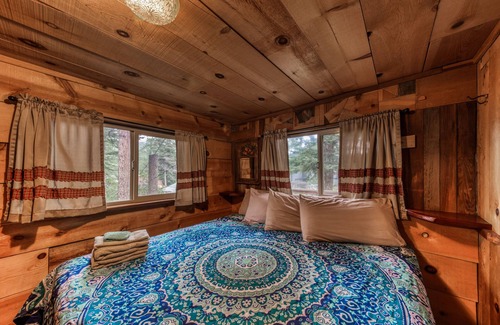 Ruidoso Cabin | Two Bedroom Cabin Used To Belong to Deborah Winger!