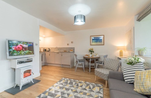 Criccieth Cottage | Two Bedroom Holiday Cottage On The Banks of The River Dwyfor | Melin-Dwyfor