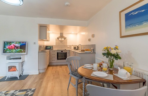 Criccieth Cottage | Two Bedroom Holiday Cottage On The Banks of The River Dwyfor | Melin-Dwyfor