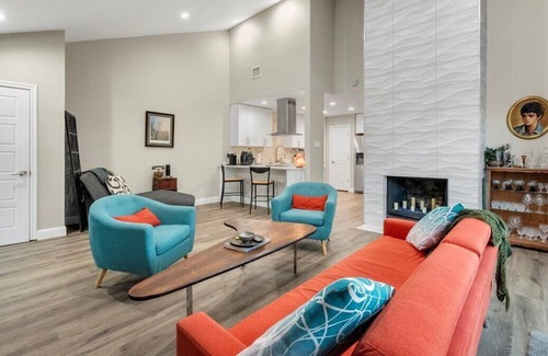 Lake Highlands House | Two bedroom Remodeled townhome with 2 baths, hot tub, community pool
