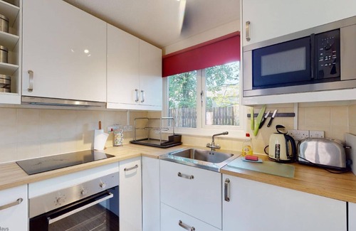 Saint Erth Praze Apartment | Two bedroomed holiday bungalow, set within the leafy grounds of Tolroy Manor