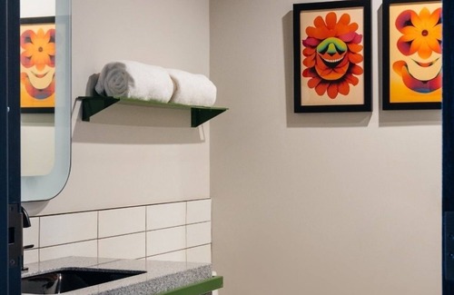 East Nashville Hotel | Two Double Room at Waymore’s with Stunning Views and Near DT Nashville - 2 Units