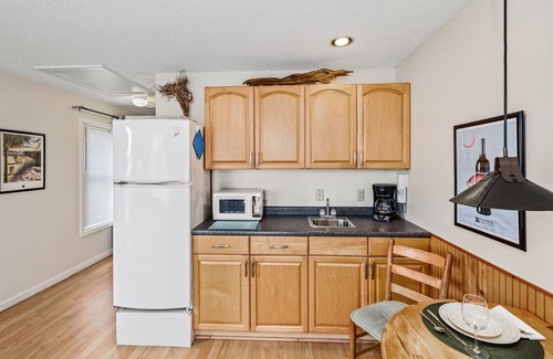 Isle of Palms Condo | Two-Eleven Studio, 4 Min to Your Toes in the Sand
