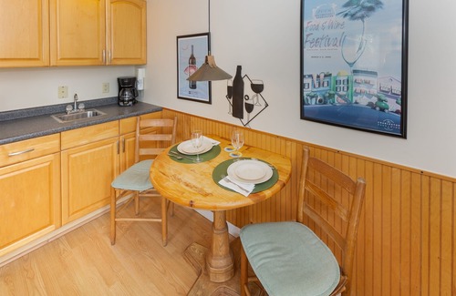 Isle of Palms Condo | Two-Eleven Studio, 4 Min to Your Toes in the Sand