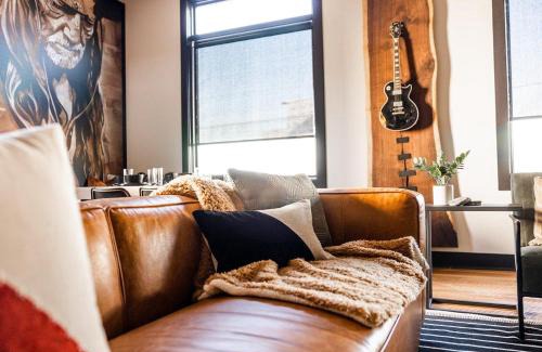 Edgehill House | Two Lavish Gulch Homes - Mins to Broadway