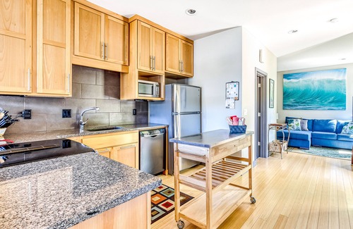 Mosier Condo | Two-level condo with majestic Columbia River view, patio, balcony & WiFi