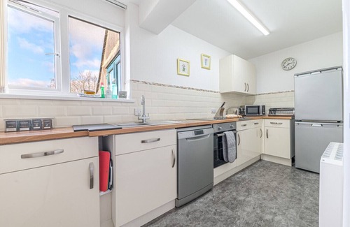 Bowness-on-Windermere Apartment | Two minute walk from the World of Beatrix Potter, apartment with parking