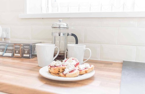 Bowness-on-Windermere Apartment | Two minute walk from the World of Beatrix Potter, apartment with parking