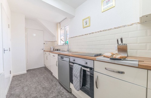 Bowness-on-Windermere Apartment | Two minute walk from the World of Beatrix Potter, apartment with parking