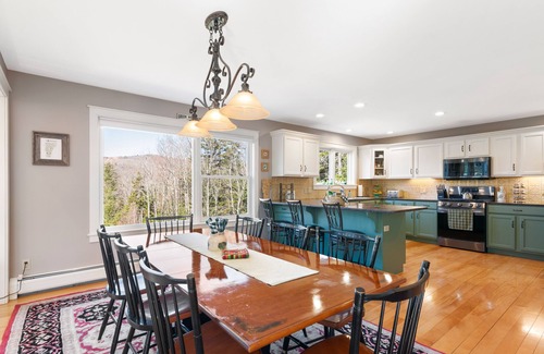 West Dover House | Two minutes to Mount Snow, home sleeps up to ten!